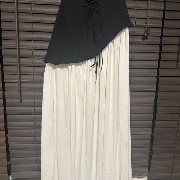 MALIYAH MAXI DRESS - BLACK/WHITE - Picture 4 of 5